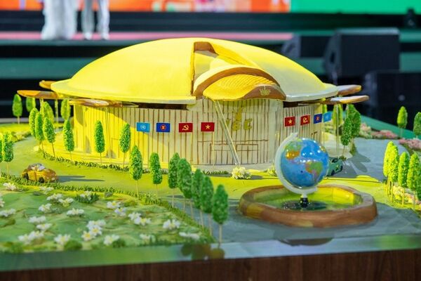 Sticky rice- and bean-made Vietnam Exposition Centre model sets record