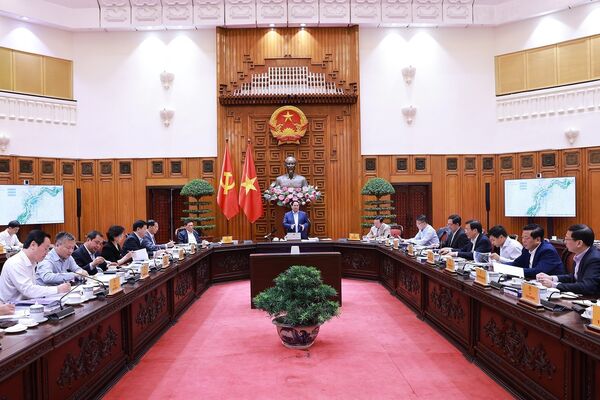 PM chairs meeting on Hanoi’s Red River boulevard, Olympic sports urban area projects