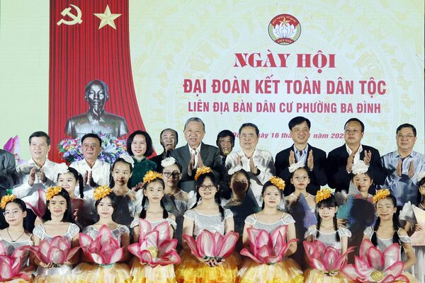 Leaders join great national unity festival in Hanoi