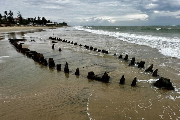 Typhoon exposes centuries-old shipwreck on Hoi An beach