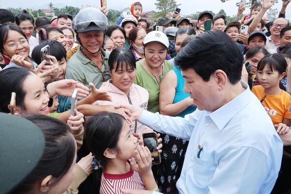 State President visits flood victims in Da Nang city’s Go Noi commune