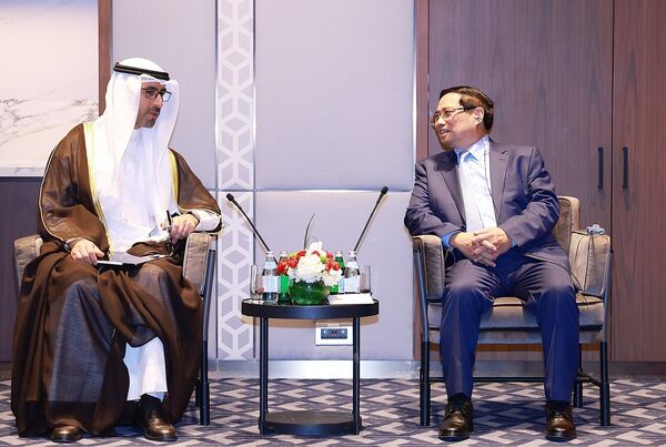 PM meets Kuwaiti officials, businessmen, calls for specific joint projects