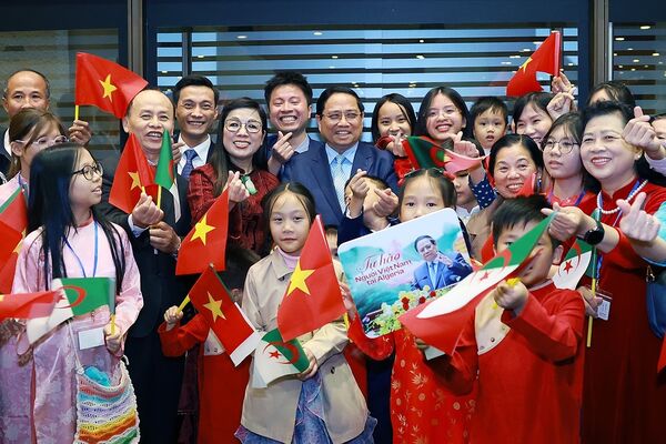 Government leader meets Vietnamese community in Algeria