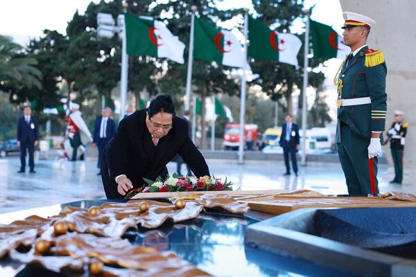 <b>PM visits martyrs’ memorial, national veterans museum in
Algeria</b>