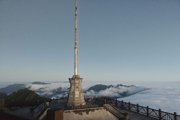 Light frost appears on Mount Fansipan for the first time this winter