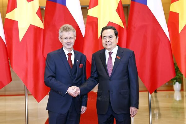 Top Vietnamese legislator holds talks with visiting Czech
Senate President