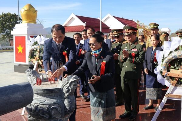 Vietnam, Laos unveil upgraded combat alliance monument