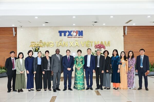 VNA, Prensa Latina seek to strengthen cooperation