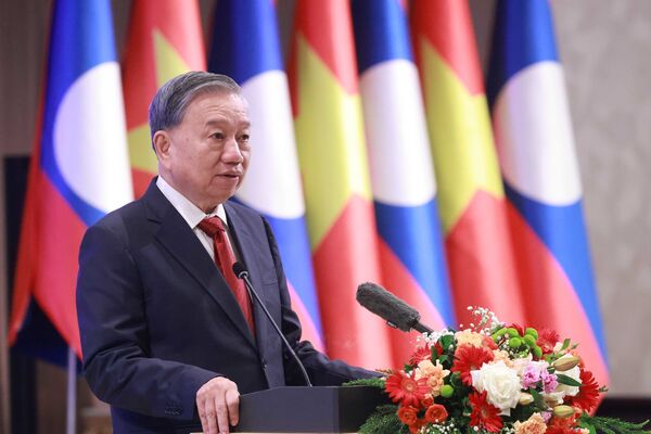 Party General Secretary attends state banquet hosted by Lao leader