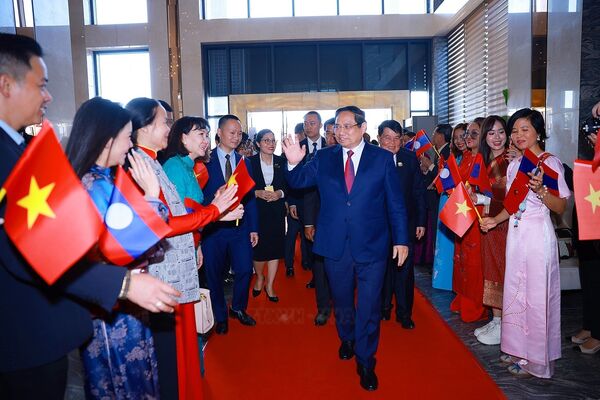PM arrives in Vientiane for Party meeting, Intergovernmental Committee’s 48th meeting