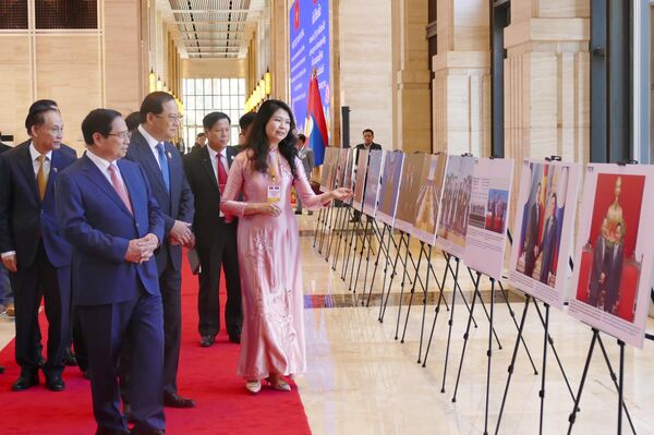 VNA photo exhibition highlights special Vietnam-Laos ties