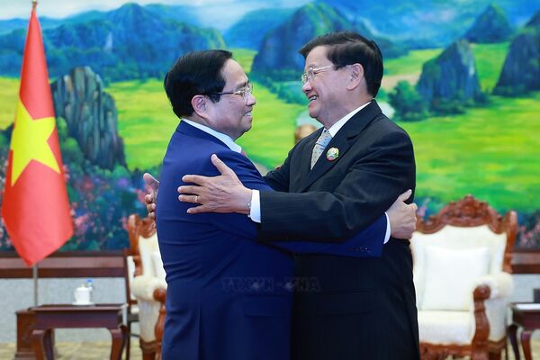 Vietnamese PM meets Lao Party General Secretary and President