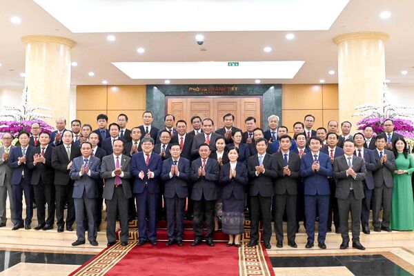 Senior Vietnamese Party official welcomes Lao provincial delegation