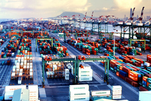 Vietnam records 20.5 billion USD trade surplus in 11 months