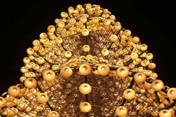 Vietnamese conical hats turn into Christmas attraction