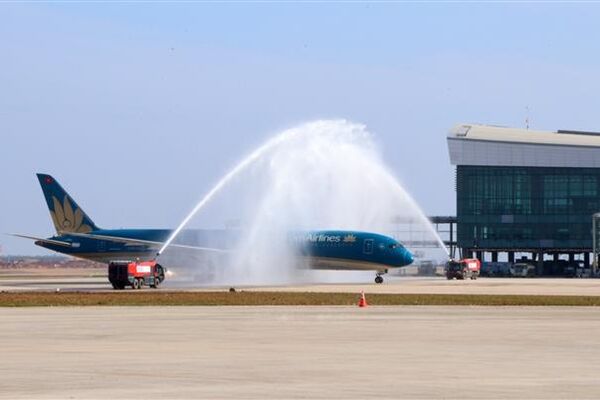 Three official flights land at Long Thanh Airport