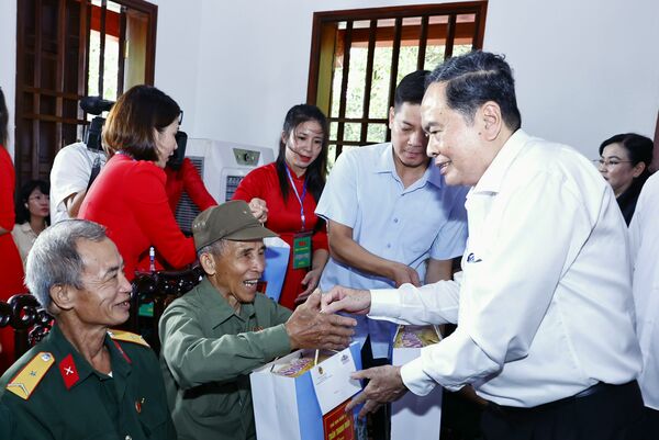 <b>HỌC BÁC MỖI NGÀY: Thực hiện đầy đủ, kịp thời chế độ, chính sách với người có công</b>