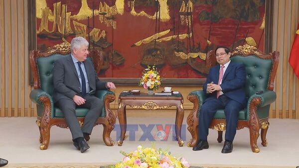 PM urges world’s leading semiconductor group to set up R&D centre in Vietnam