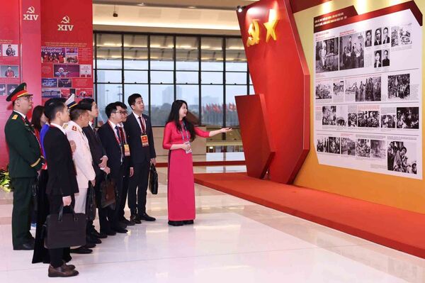 VNA photo exhibition highlights Party leadership in guiding nation into new era