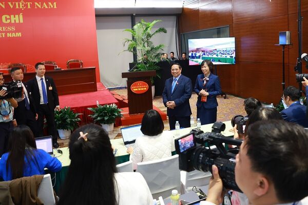 PM urges media to spotlight key outcomes of 14th Party Congress