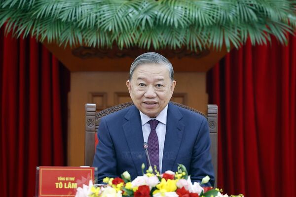 Russian President congratulates Vietnamese Party leader during phone talks