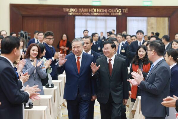 Top Vietnamese, Lao leaders hold talks in Hanoi