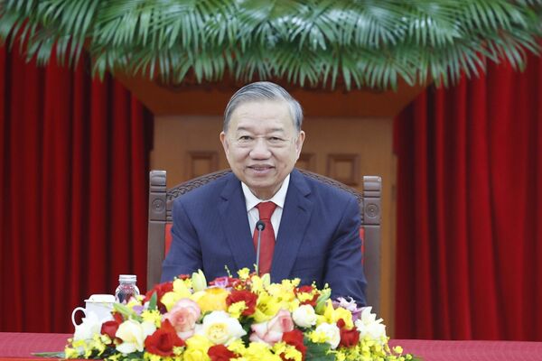 Vietnamese, Chinese Party leaders hold phone talks