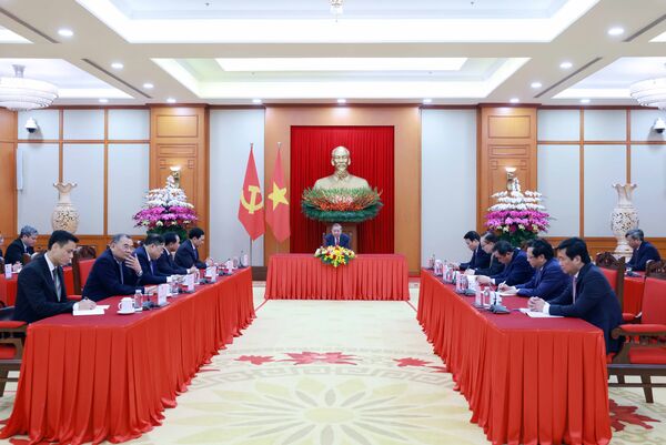 Vietnamese, Cuban Party leaders reaffirm special friendship in phone talks
