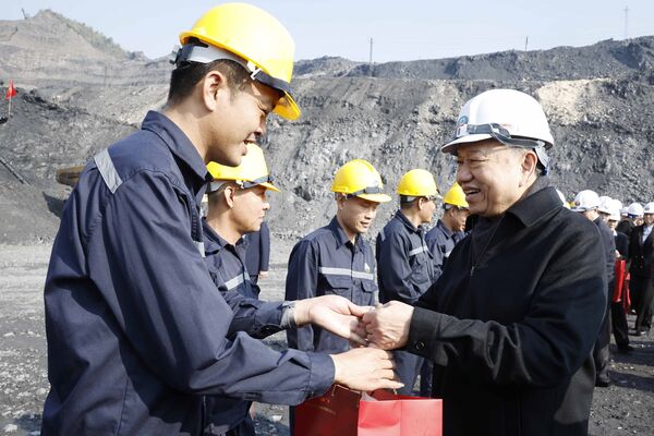 Party chief extends Tet greetings to coal miners in Quang Ninh