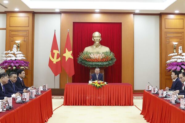 Party chief holds phone talks with Singapore's ruling party leader