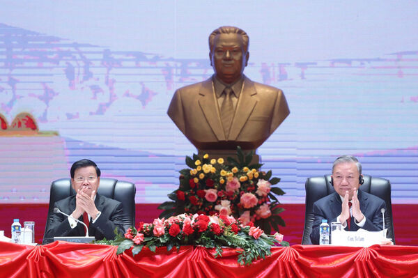 Party chief briefs Laos on outcomes of 14th National Congress