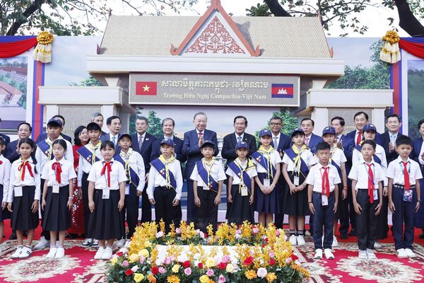 Party leader attends ground-breaking ceremony for Cambodia-Vietnam Friendship School in Phnom Penh