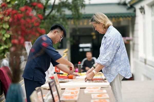 Foreign visitors dazzled by Vietnamese Tet experiences