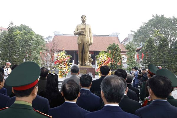 Party leader pays tribute to late revolutionaries