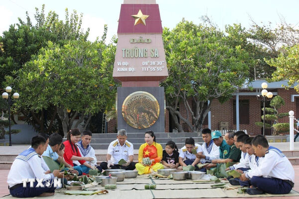 Spring bonds mainland and Truong Sa archipelago