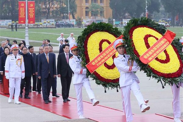 Party, State leaders pay tribute to President Ho Chi Minh ahead of Lunar New Year