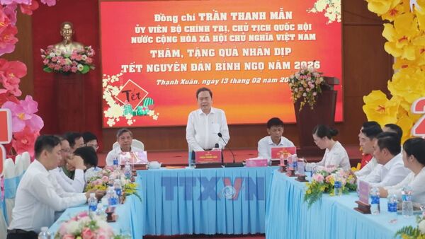 NA Chairman presents Tet gifts to policy beneficiary, disadvantaged families in Can Tho