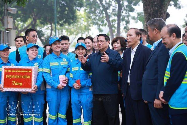 Prime Minister extends Tet greetings to environmental sanitation workers in Hanoi