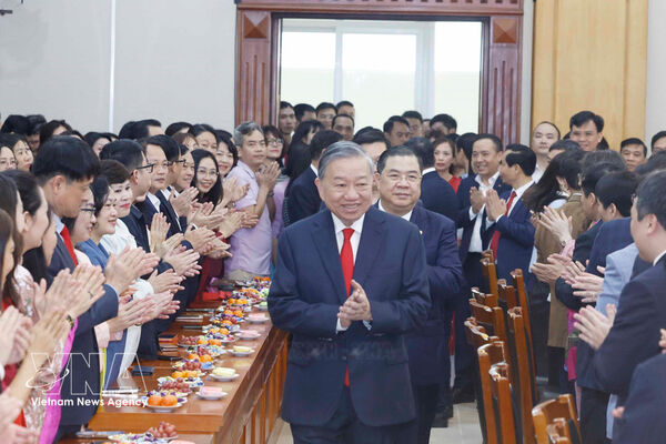 Top leader urges Party Central Committee’s Office to resume work promptly after Tet