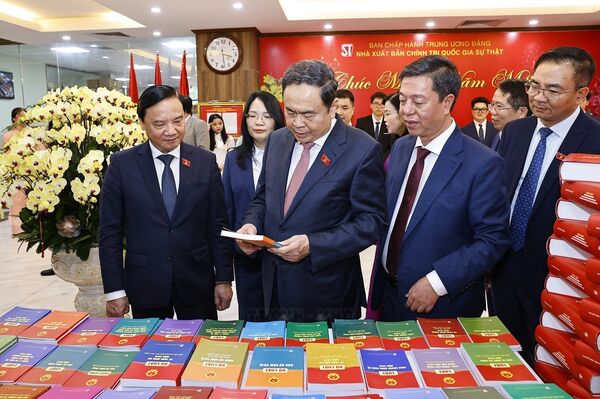 Top legislator calls for stronger reform in communications on political, legal publications