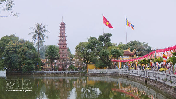 Tran Quoc pagoda in Hanoi draws crowds in early spring