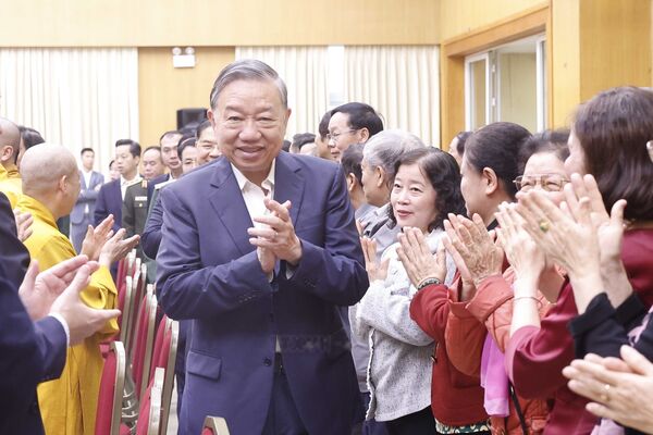 Party leader outlines strategic directions in meeting with Hanoi voters