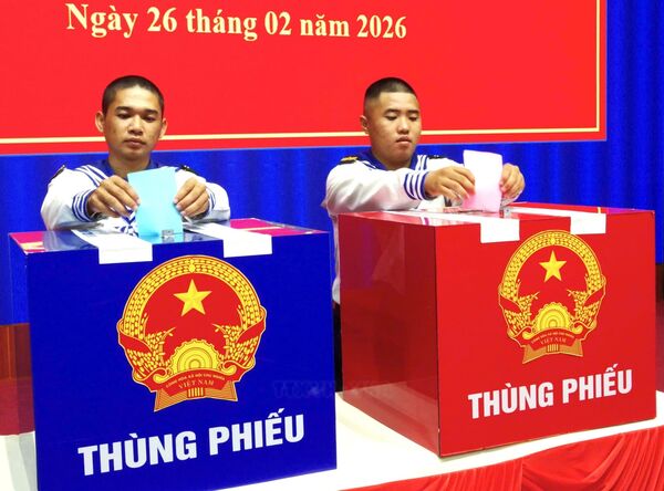 Offshore workers in Ho Chi Minh City take part in early voting