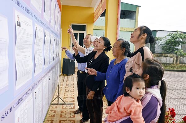 Top legislator inspects election preparations in Nghe An