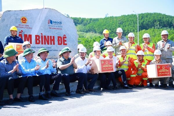 PM inspects key transport projects in central region