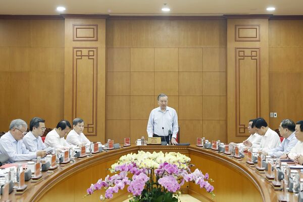 Party chief calls for resolute fight against “internal enemy” with new thinking