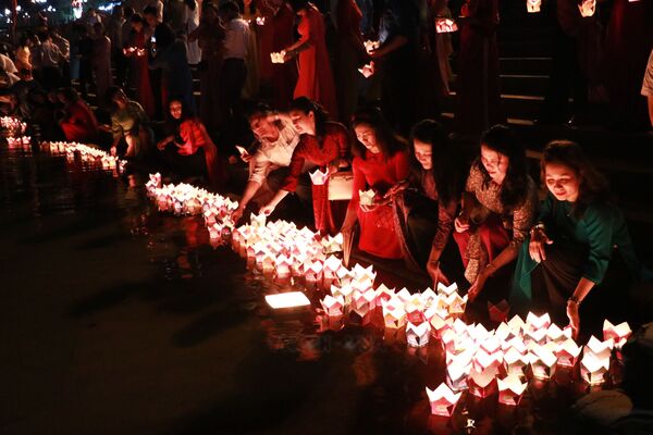 Lanterns of gratitude light up Thach Han River