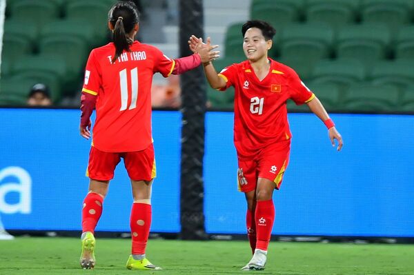 <b>Vạn Sự lập cú đúp, đội tuyển nữ Việt Nam giành 3 điểm trước Ấn Độ</b>