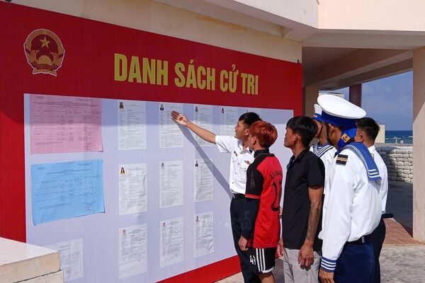 Truong Sa voters cast early ballots for National Assembly, local council elections