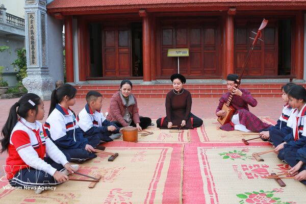 Folk singing inspires young generation in Hai Phong city